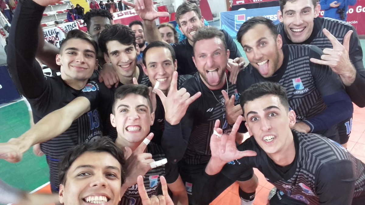 canaldeportv's tweet photo. ¡SKERE! 🤟 @deporteslomas ganó un partido infartante 3-1 (25-22, 25-20, 14-25, 35-33), festejó con selfie incluída y ahora definirá al campeón ante @RiverVoley, el próximo miércoles a las 21 hs, nuevamente en el Gorki Grana de Morón y por la pantalla del #VOLEYenDEPORTV. 🙌 https://t.co/yXQjRtSgM1
