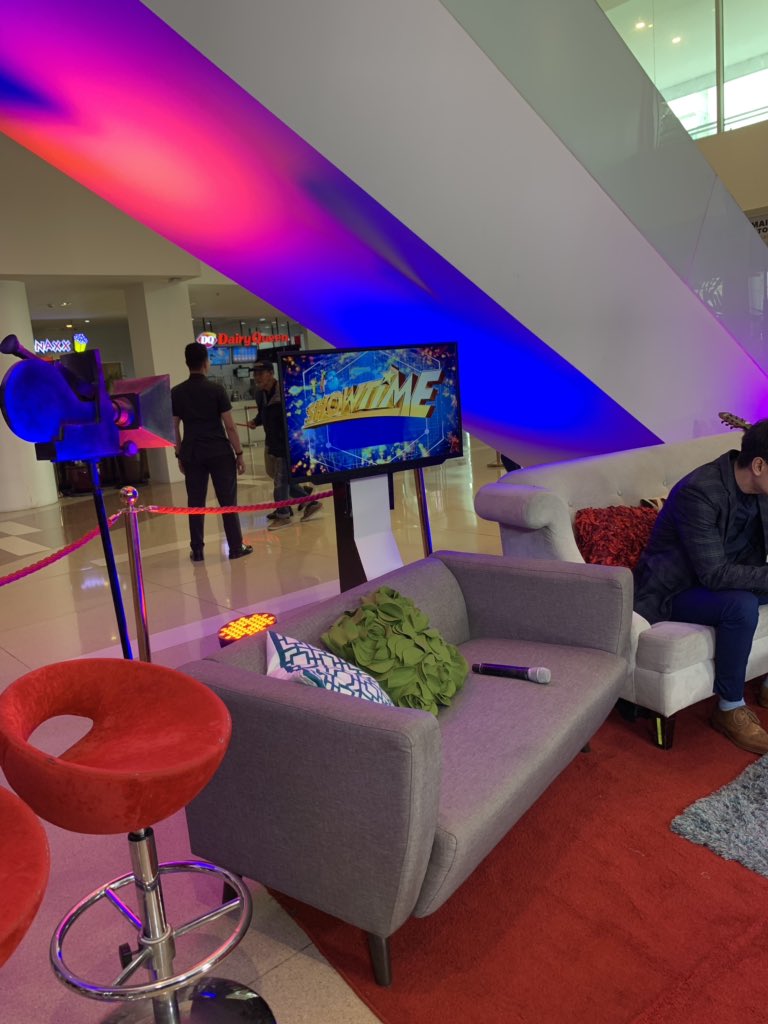 _jinhobae's tweet photo. Currently Co-hosting at SHOWTIME ONLINE UNIVERSE, for the #BidamanTheBigBreak 🤟🏼

Join me on “Youtube” sa @itsShowtimeNa’s Youtube Channel! https://t.co/zN7ZjbxSgG