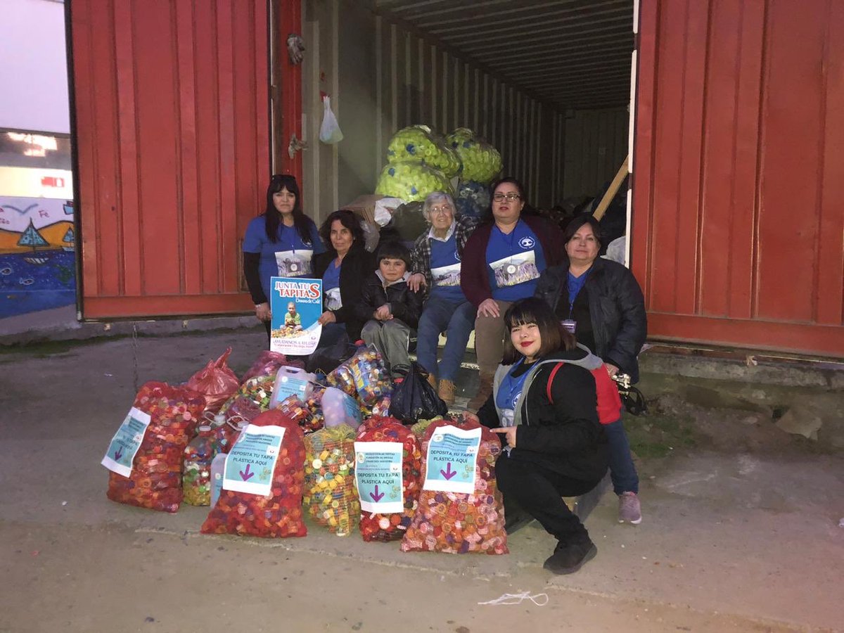 FUND_FCOSAAVEDR's tweet photo. Fundación de Amigas Francisco Saavedra llevando las tapitas a las Damas de Café Oncogar @juntatustapitaD @DamasdeCafe  💪🏻💚 https://t.co/7eXzQ6fd31