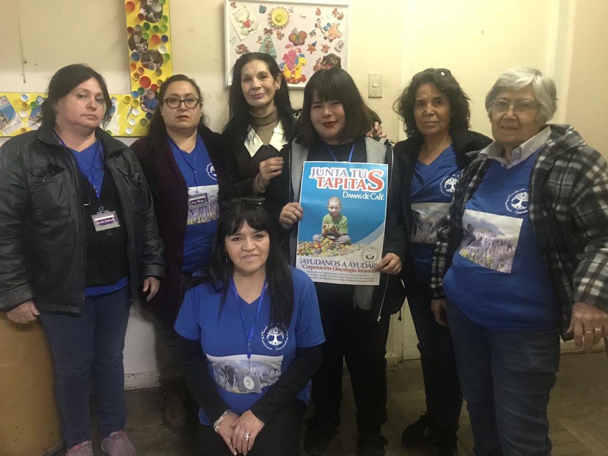 FUND_FCOSAAVEDR's tweet photo. Fundación de Amigas Francisco Saavedra llevando las tapitas a las Damas de Café Oncogar @juntatustapitaD @DamasdeCafe  💪🏻💚 https://t.co/7eXzQ6fd31