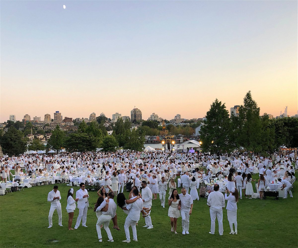 VacayCanada's tweet photo. New article: "Dîner en Blanc Sparkles in #Vancouver". Check our recap of the white-night fete on the west coast, and get prepared for upcoming picnic events elsewhere in #Canada. @DinerenBlancVan #DEBvan https://t.co/Jy38nfvx9E https://t.co/Wi8wmaNIRz