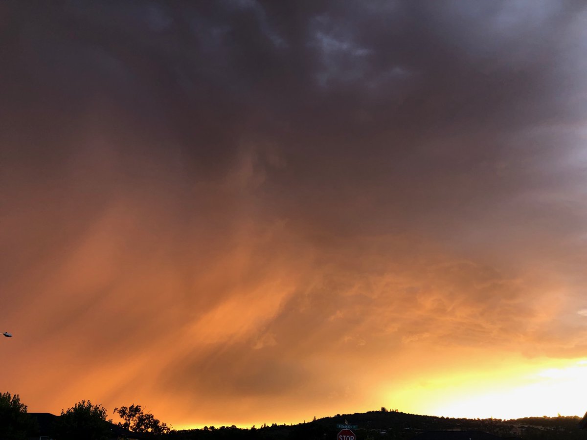 Check out the sunset ⁦<a href="/matthoffmanwx/">Matt Hoffman</a>⁩ ⁦<a href="/CaitlinHarveyWX/">Caitlin Harvey</a>⁩ ⁦<a href="/JeffDonovanNW12/">Jeff Donovan</a>⁩ ⁦<a href="/KDRV/">NewsWatch 12</a>⁩