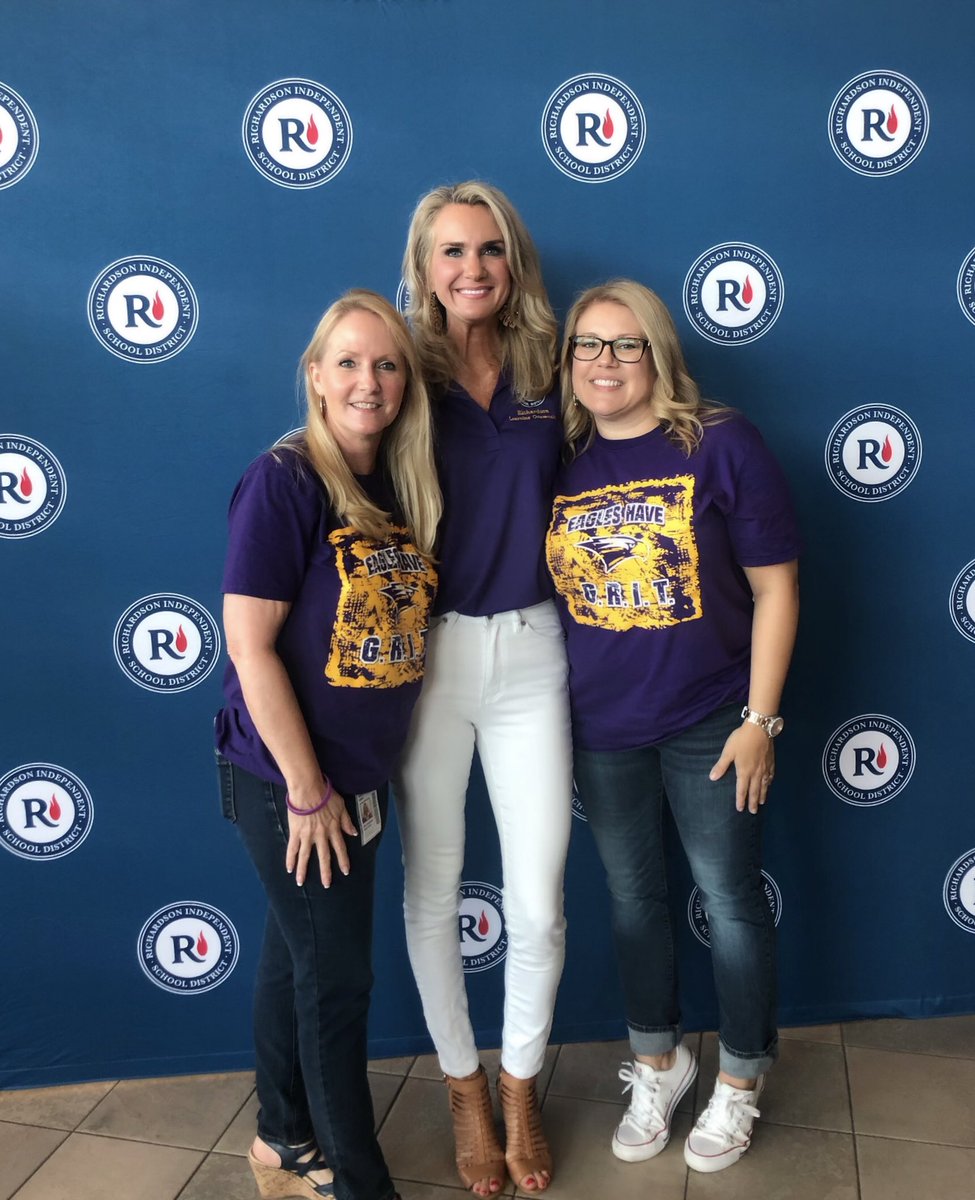 BallastShawna's tweet photo. Proud to be apart of the RISD family! Ready for year 25! #risdsaysomething #RISDConvocation19 #RLCBorn2Soar https://t.co/JWuz0QqFji
