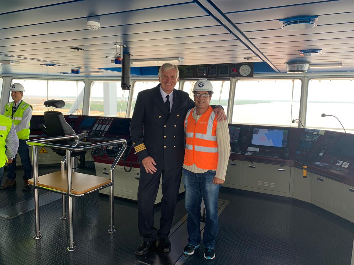 luigiguerron's tweet photo. En el puente de mando del #SantosExpress, con el capitán #UweFiedler. Primer postpanamax de @HapagLloydAG que acodera en @DPWorldPosorja. https://t.co/wuVuAj1b1A