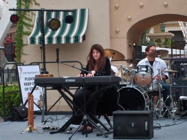 KoriLCarothers's tweet image. That time I was performing at the @irvinespectrum by the Giant Wheel.  Totally cool time!  #performer #irvinespectrum #socal #musicianlife