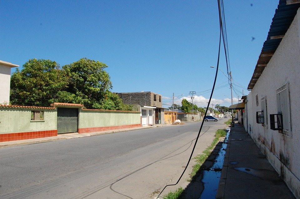 TeleFuturatv's tweet photo. COMUNIDAD : Mano criminales dejan sin los servicio intercable, interner, Cantv, los vecinos de la calle monagas sector la copita, de la parroquia santa Ines de la ciudad de cumana, habitante pide patrullaje policial. #TeleFuturaInformación https://t.co/2LTp51VGT1