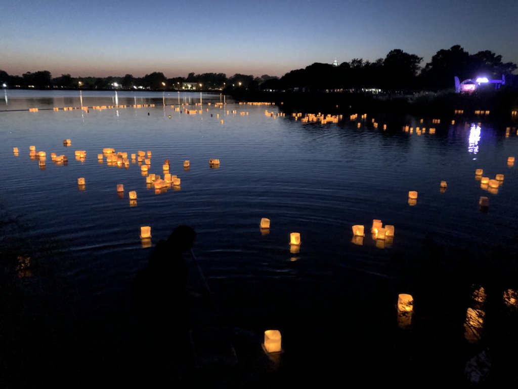 ArtsWanderlust's tweet photo. The Water Lantern Festival in Virginia Beach @OWwaterlantern #WaterLanternFestival https://t.co/NWdJay9bBl https://t.co/WZuZUxXPYa