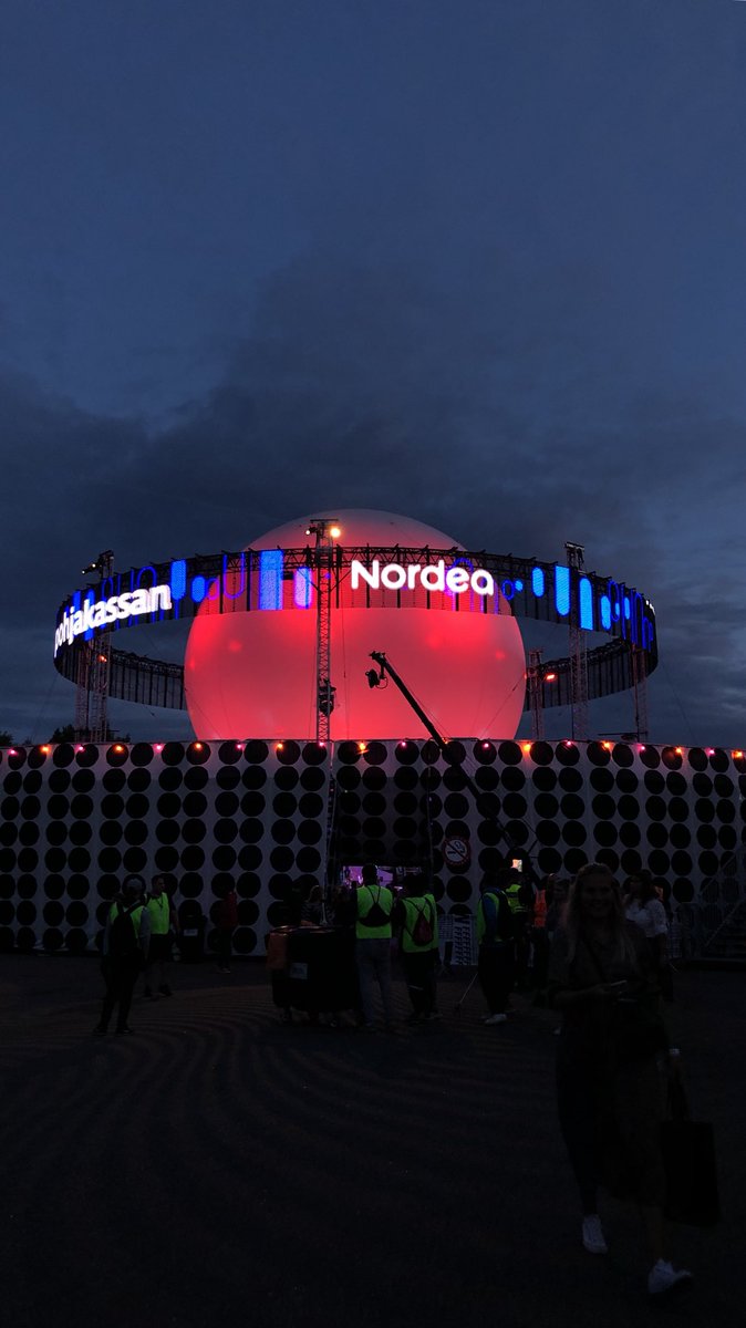 otsolax's tweet photo. Upea mesta tämä @Nordea_FI #GlobeBalloon stage! Iltaa kohden allekirjoittaneellakin into vain kasvoi, kun alkoi kuulua jammailu jazzia! 😍 #flowfestival2019 #NordeaFlow #mylife https://t.co/iaArhazb7c