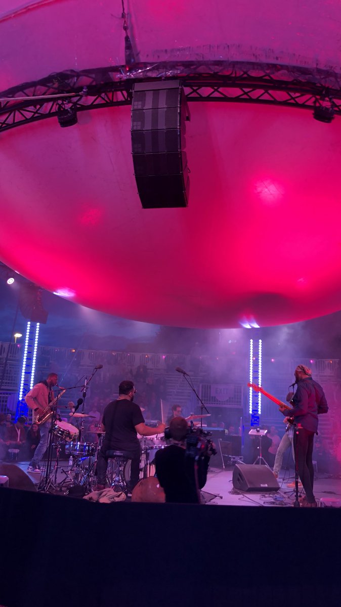 otsolax's tweet photo. Upea mesta tämä @Nordea_FI #GlobeBalloon stage! Iltaa kohden allekirjoittaneellakin into vain kasvoi, kun alkoi kuulua jammailu jazzia! 😍 #flowfestival2019 #NordeaFlow #mylife https://t.co/iaArhazb7c