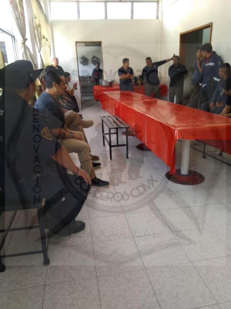 RDIBomberos's tweet photo. Buena tarde compañeros ayer el comité visito, Saavedra, A. Obregón e Iztapalapa 2 con buen recibimiento, vamos excelente! https://t.co/WxVY9DQz5d