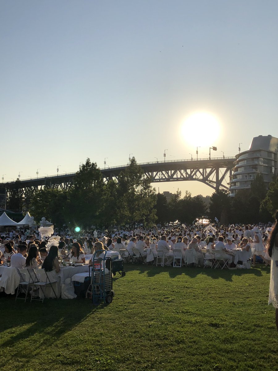 maxbrownstudio's tweet photo. Partied in a sea of white yesterday at @DinerenBlancVan #DEBVan https://t.co/8b2TVJFO3I