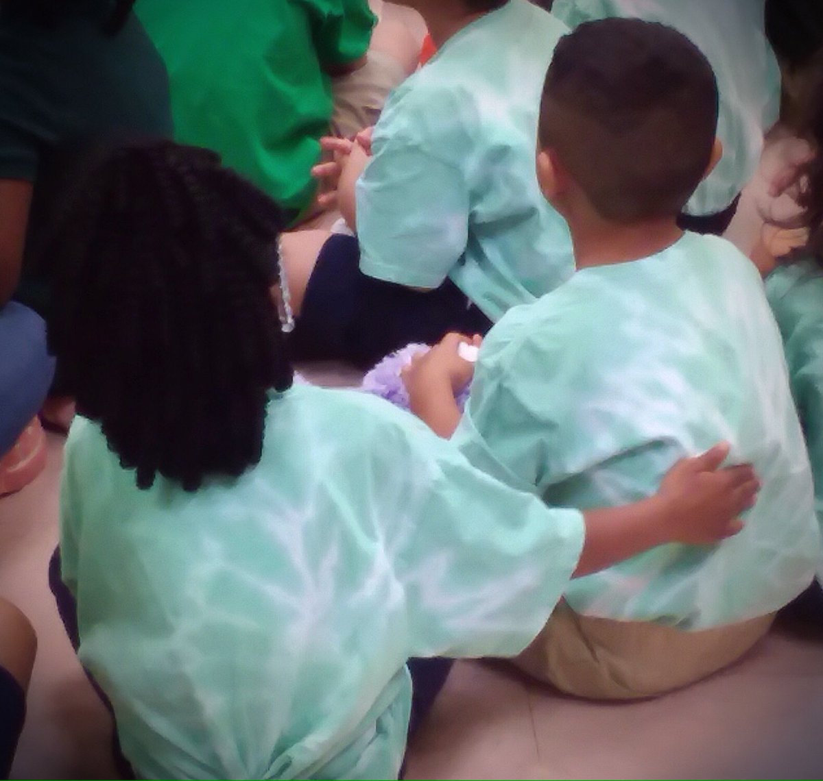 💚Sweet kindergarten moment during house huddle today!! This little guy was a bit overwhelmed with all the noise &amp; all the people. The sweet friend beside him saw his tears and rubbed his back trying to help him feel better! #family #kindergarten <a href="/MetroSchools/">Metro Schools</a> @SaraAnne_1021 💚