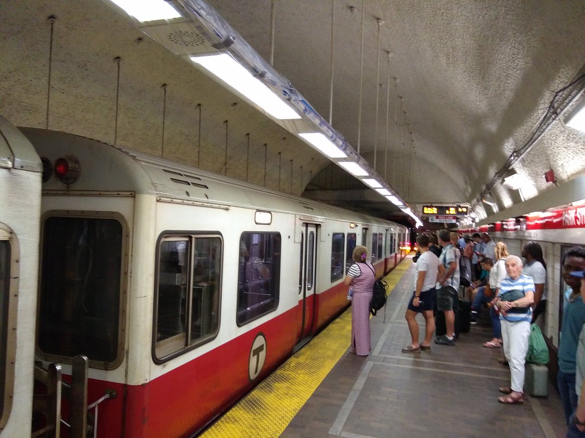 typicalbruins's tweet photo. @datadyne007 @universalhub @MBTA Just happened again at Park Street https://t.co/DwBPGNgYD8