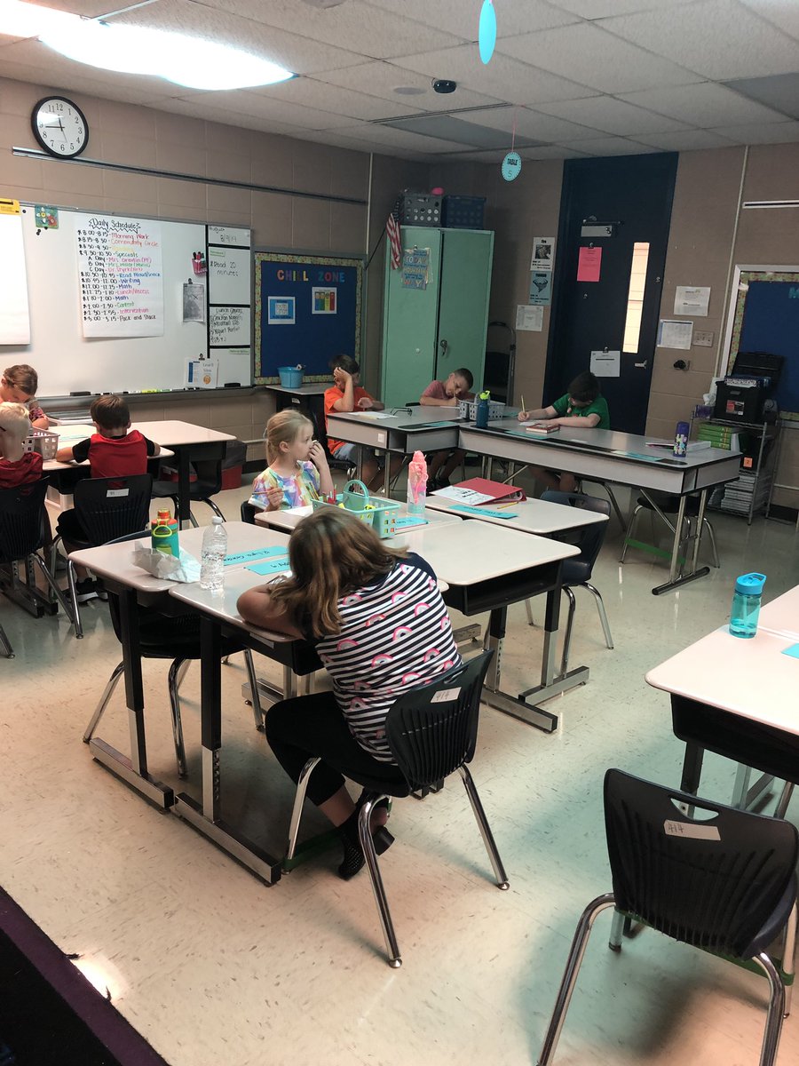 BruntonMs's tweet photo. Writing our Who Am I riddles #FMTfalconlife #fmtroom414 https://t.co/QVJK8T8Y3c