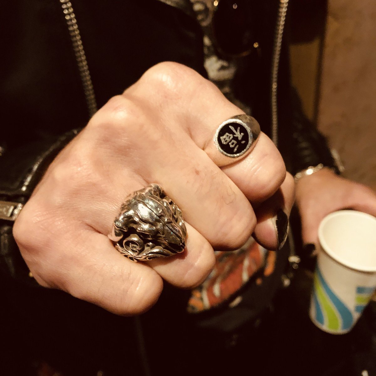 FCyasuhiro's tweet photo. 最近私、JESSY臨時スタッフをさせてもらってます(^o^)✨
@JESSY69official
JESSYは、新譜レコーディングに向けて準備中です👌✨
Guitar vocal Kyassy様、販売予定のBuffalo skull Ring着用いただいてます。ありがとうございます😊✨
そして
#crowsglows
#kurohanespirits
も準備中です✨ https://t.co/z0DcesDYoC