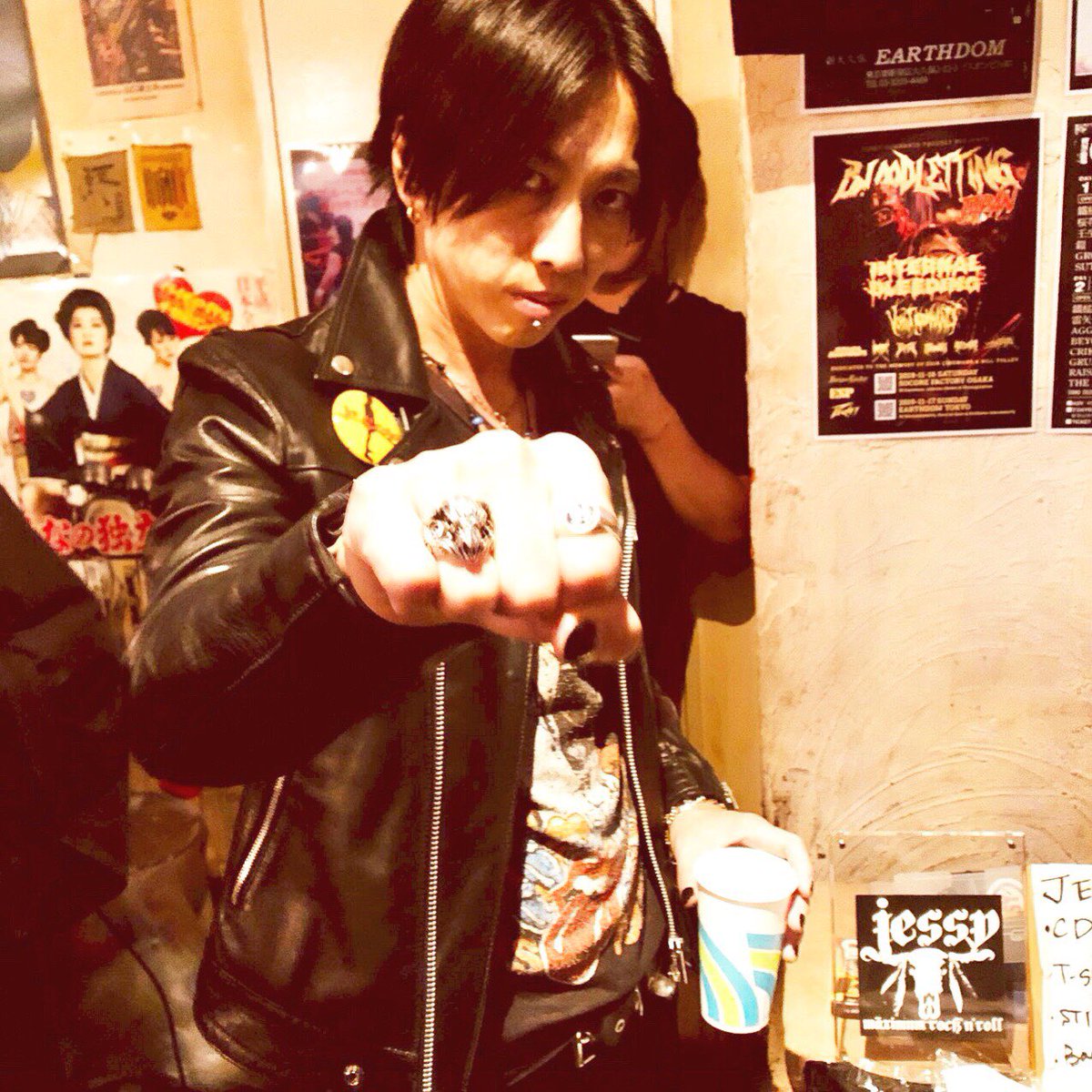 FCyasuhiro's tweet photo. 最近私、JESSY臨時スタッフをさせてもらってます(^o^)✨
@JESSY69official
JESSYは、新譜レコーディングに向けて準備中です👌✨
Guitar vocal Kyassy様、販売予定のBuffalo skull Ring着用いただいてます。ありがとうございます😊✨
そして
#crowsglows
#kurohanespirits
も準備中です✨ https://t.co/z0DcesDYoC