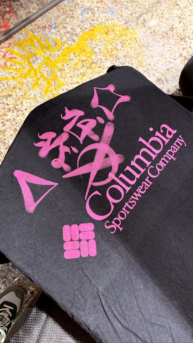 aaoscreenprint's tweet photo. LIVE PRINTING EVENT AT @shoegallery x @Columbia1938 🔥 https://t.co/j50iVXJIAS