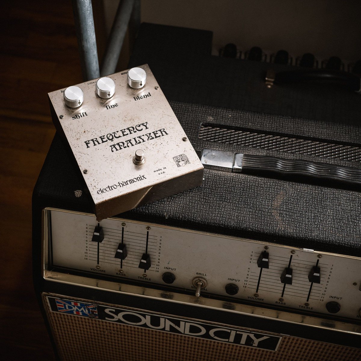 ChicagoMusicEx's tweet image. Analyze your frequencies and align your tone to the vibrations of the universe, man. bit.ly/2MzJ4QY
#chicagomusicexchange #electroharmonix #frequencyanalyzer #1980s #gearybusey #guitarspotter #guitarphotography #guitarsdaily #tonemob #knowyourtone