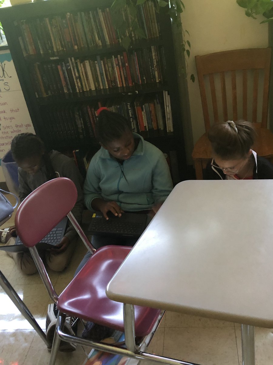 MsDizney's tweet photo. #FunFriday in full force today! Studying for quizzes has never been so entertaining! #sjhs #quizletlive https://t.co/CGKpXyTNSO