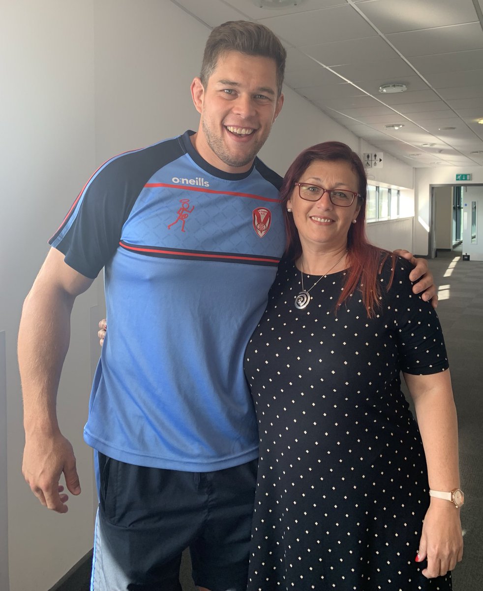NorthernBird13's tweet photo. Who would miss the opportunity for a photo moment with the pawesome @LouieMS14 ? Player of the month and a thoroughly good lad. Great network event @Saints1890 yesterday - and a brill result last night - thanks boys ❤️ #COYS https://t.co/z4SzDd8ZnO