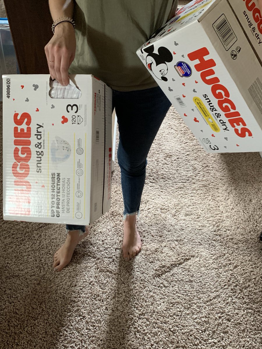 L_Kiemele's tweet photo. Whoever designed these new @Huggies boxes with only one handle that’s on the side and not centered or functional has clearly never tried to carry two boxes and a child to their car at once. #irrationallyupsetoverthis #handlesmatter https://t.co/iKgTQCoqKC