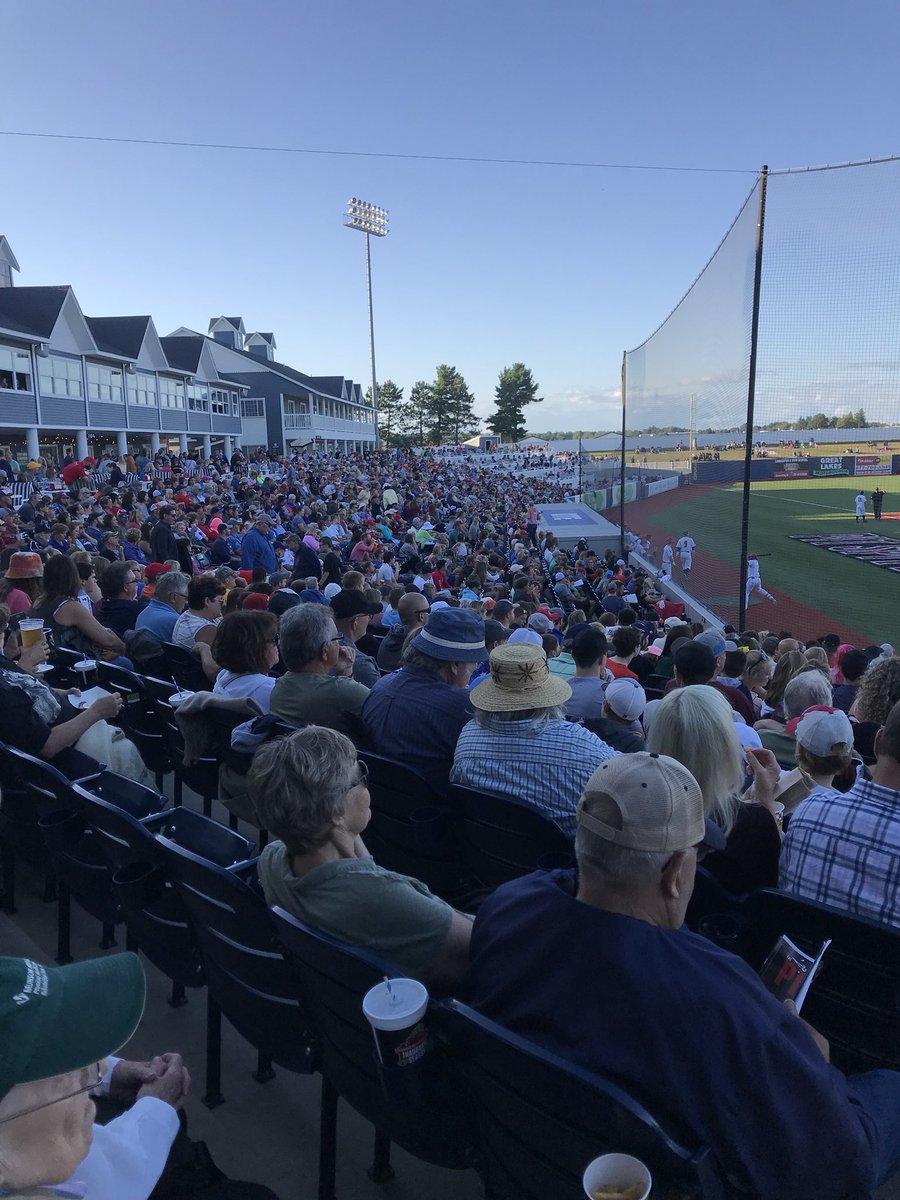 TCPitSpitters's tweet photo. It’s not even the end of the first inning and we have a PACKED house tonight - our first SOLD OUT crowd at Pit Spitters Park for our last regular season home game and Fireworks Friday!🎆🎇

#NewTeamNewFun #PackThePit⚾️🍒 https://t.co/ngtIjUns4q