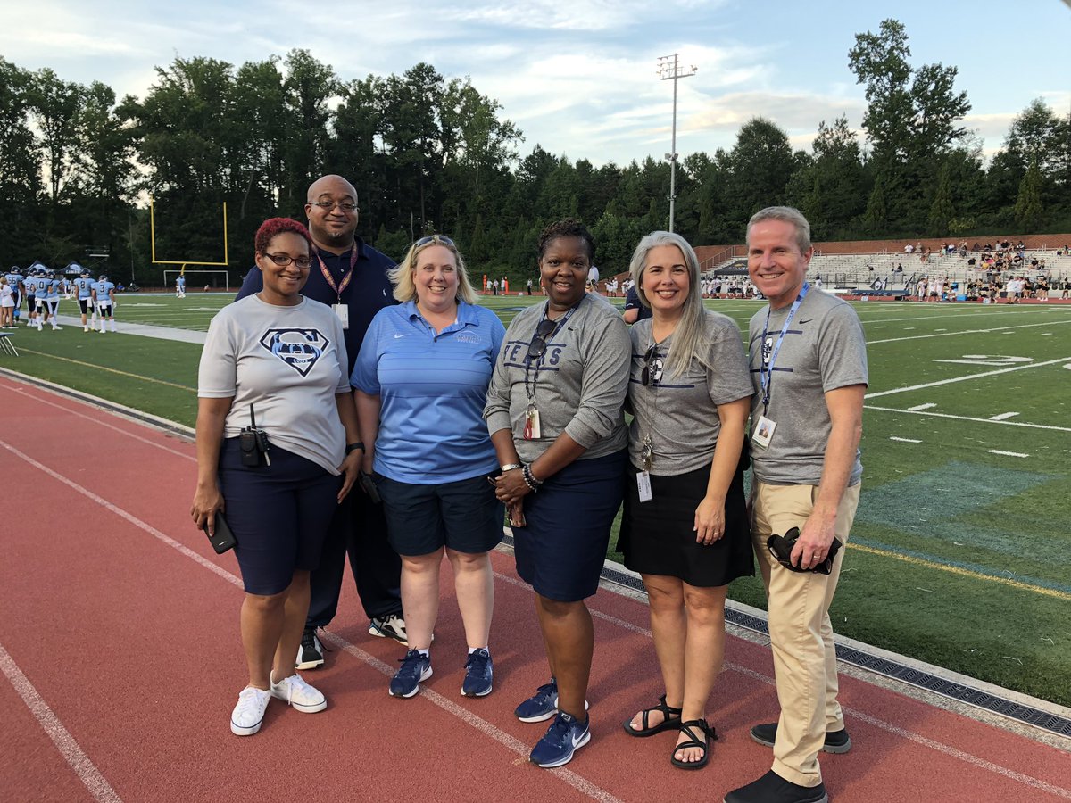 Jennifer_Beard_'s tweet photo. @CambridgeHS1 @PrincipalPremo1 #SidelineSquad https://t.co/Kb0WeN1NS4