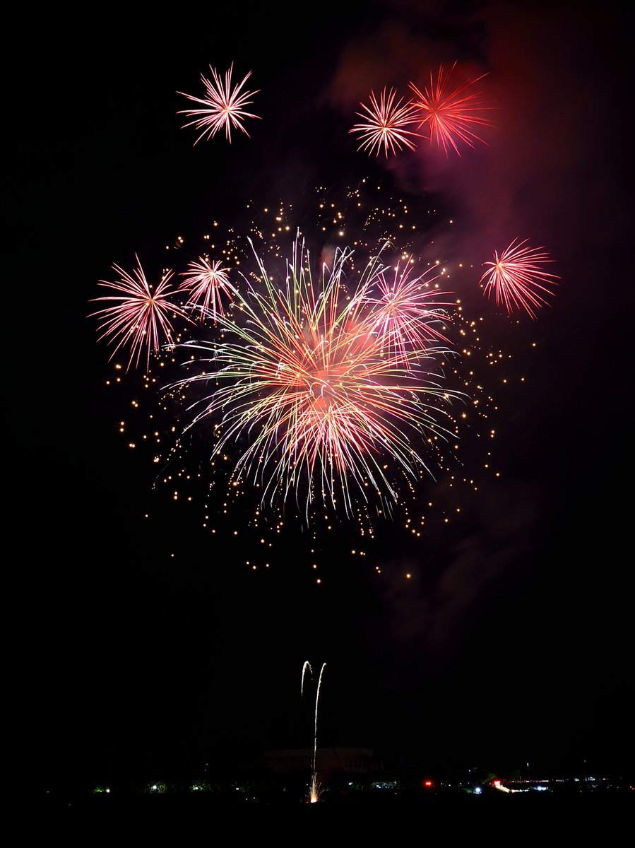 ykkn_cbs's tweet photo. 🎆
「たつの花火大会」(1/6)
🎆
#夏の風物詩 #花火 #花火大会 #打ち上げ花火 #たつの #兵庫 #Fire_flower #Fire_works #japan #japan_of_insta #art_of_japan https://t.co/jE7ViecjgW