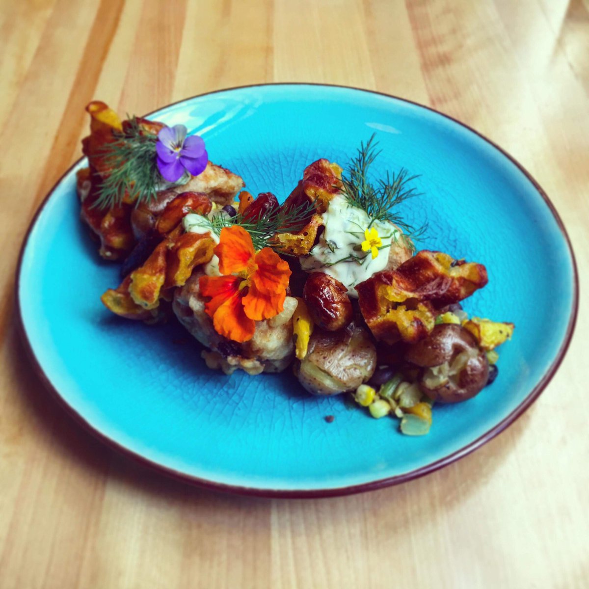InvitationV's tweet photo. Notre spécial ce weekend 👉🏻 Nuggets de jacquier, gaufre maison avec maïs du Québec. 🌽 #vegane https://t.co/K5sDvjwg9G