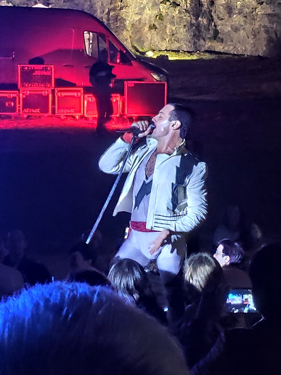 txarly76's tweet photo. Bonita noche en #pozalagua #carranza #karrantza @DESIRAofizial #RememberQueen https://t.co/B3eGZu3v7F