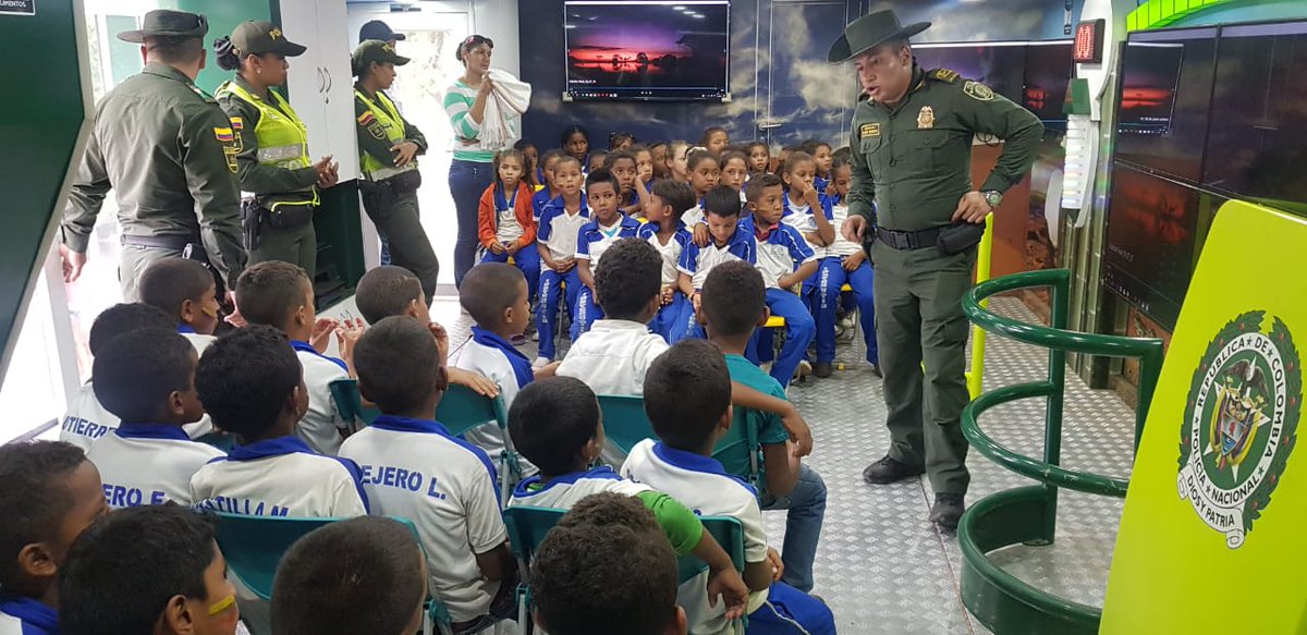 PoliciaDeCesar's tweet photo. #ProtecciónAmbiental En el corregimiento El Jabo #Valledupar, con el #BusInteractivo @ProteccionPonal con charlas y actividades lúdicas recreativas, sensibilizamos estudiantes sobre daño ambiental por tráfico de especies silvestres @FrancoOvalle https://t.co/CP6iHLyYzA