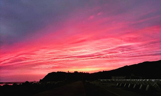 CiCOnclTmBldWDn's tweet image. 釣りをすること、バイクに乗ること、サーフィンをすること、山に登ること…。朝焼けと夕焼け、夜空の綺麗さを見るたびに秋田に来てよかったと感じます🎵

#秋田 #秋田県 #男鹿市 
#自然 #港 #夕焼け
#akita #japan #sunsethttps://ift.tt/2ZMCI4s