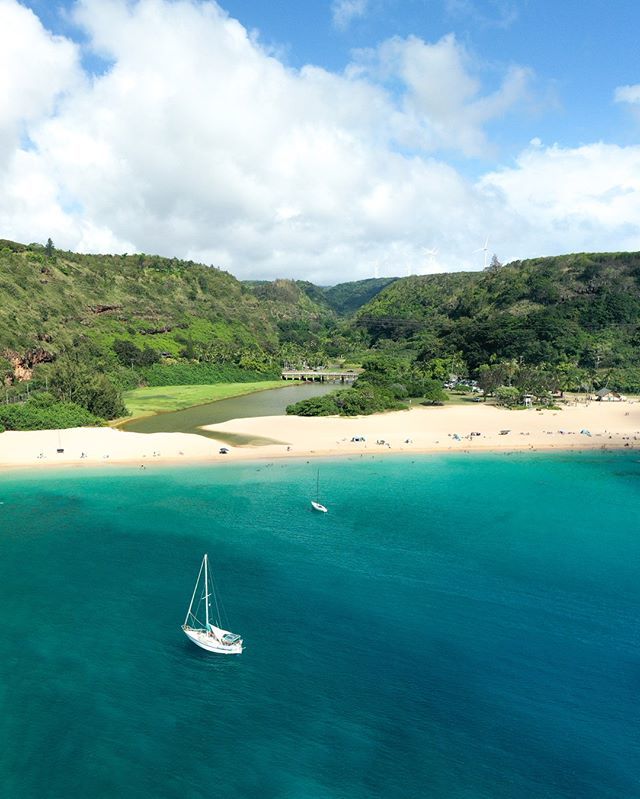poseidonsreach's tweet photo. Anchored in the calm summer waters of Waimea Bay. ⛵️ (Totally different story in winter though)
#hlf238 #venturehawaii https://t.co/G88eJCmdfL https://t.co/gojEWAapVq