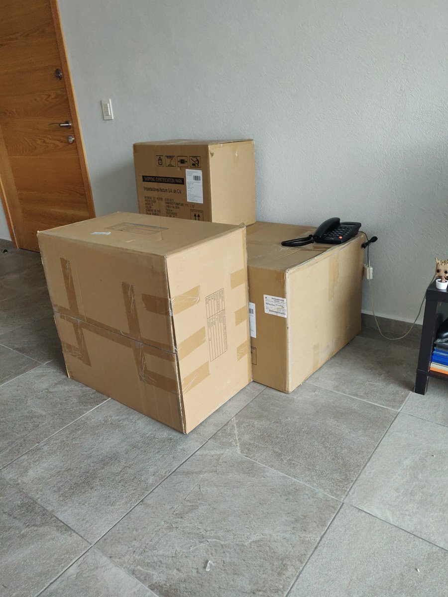 paulocresp's tweet photo. De nada sirve comprar en línea con @liverpoolmexico si entregan cajas en tiempo  y después hay que esperar a que coordinen el armado, cuando ustedes quieran. Debut y despedida, de nada me sirve tener cajas apiladas, no puedo usar las cajas  #Useless #pesimaexperiencia https://t.co/gQ6FH2hq4V
