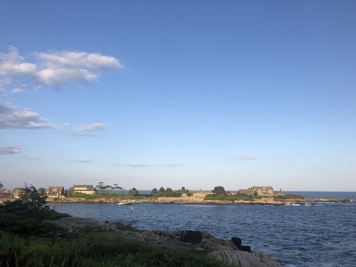 rambaula's tweet photo. C’est grand, ça a probablement une des plus belles vues de la côte... mais c’est moche 🤷♂️ #BushEstate à #Kennebunckport https://t.co/RDWocveBJj