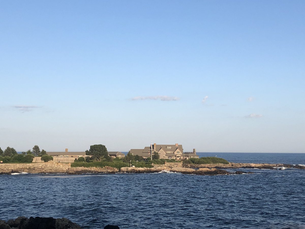 rambaula's tweet photo. C’est grand, ça a probablement une des plus belles vues de la côte... mais c’est moche 🤷♂️ #BushEstate à #Kennebunckport https://t.co/RDWocveBJj