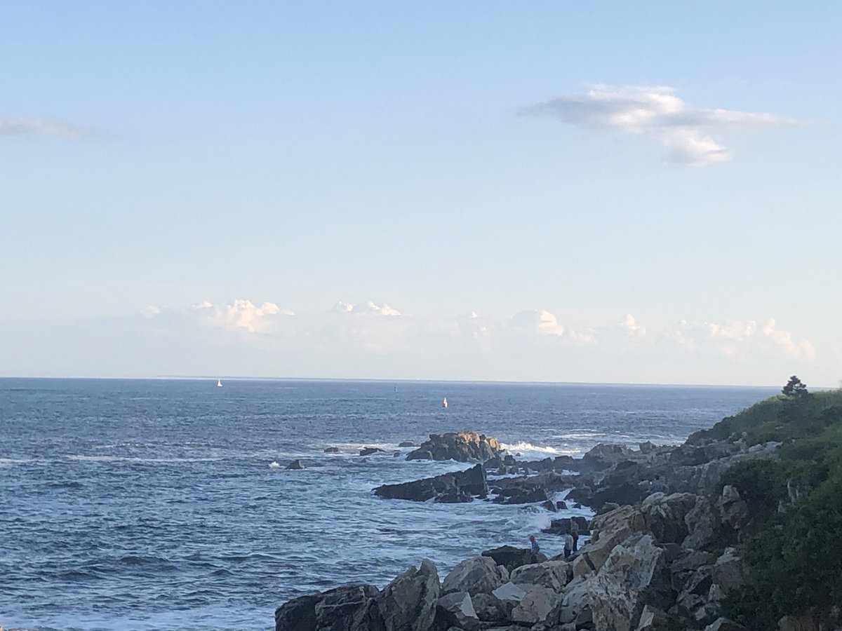 rambaula's tweet photo. C’est grand, ça a probablement une des plus belles vues de la côte... mais c’est moche 🤷♂️ #BushEstate à #Kennebunckport https://t.co/RDWocveBJj