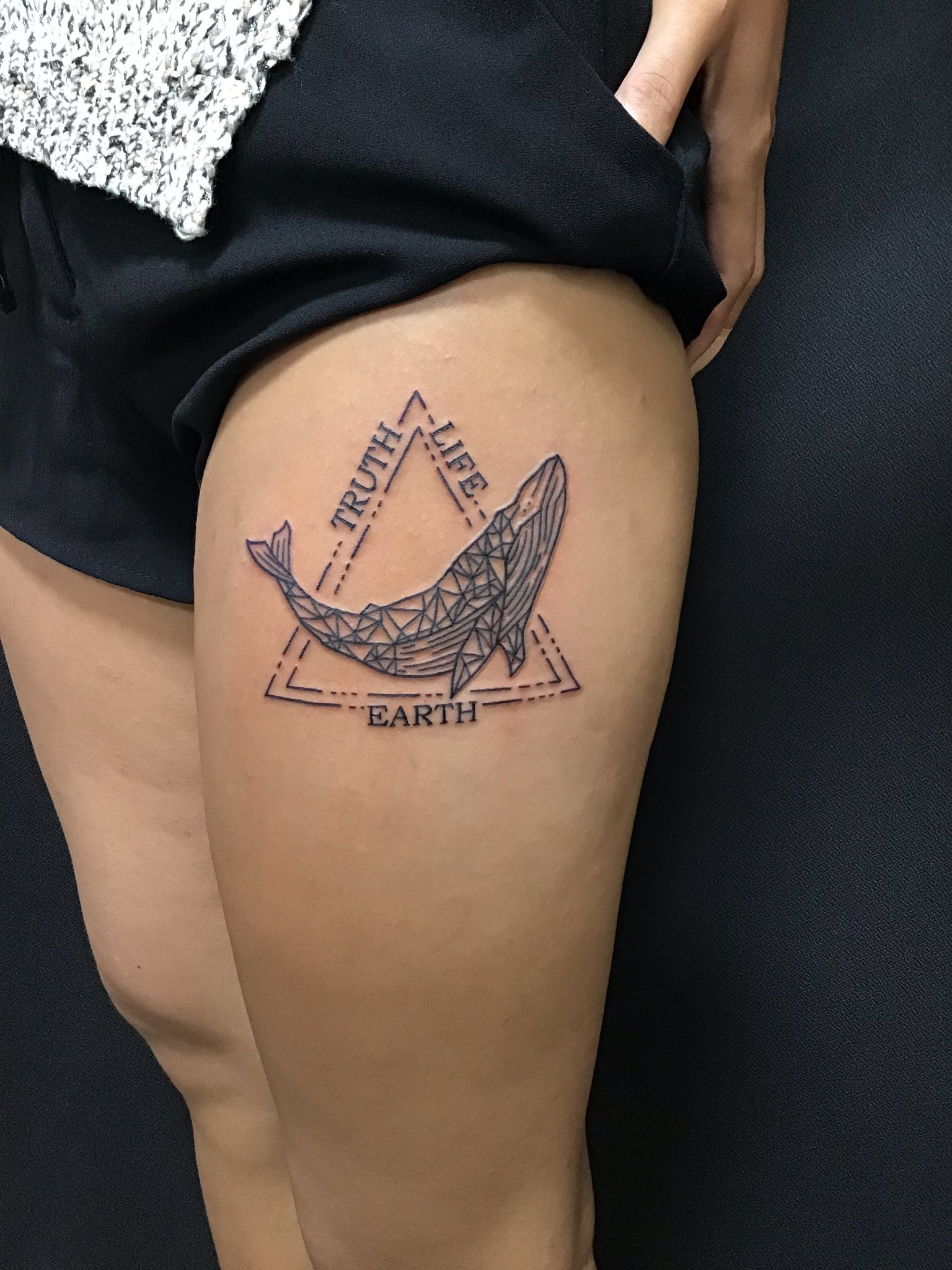 新宿タトゥー Fox Gate Tattoo בטוויטר 太もも クジラ ジオメトリック 8月10日 本日も営業中 和彫りからワンポイント トライバル B Gまでオールジャンル対応のタトゥースタジオ 東京新宿fox Gate Tattoo 新宿駅徒歩7分 個室ブース完備 その他の