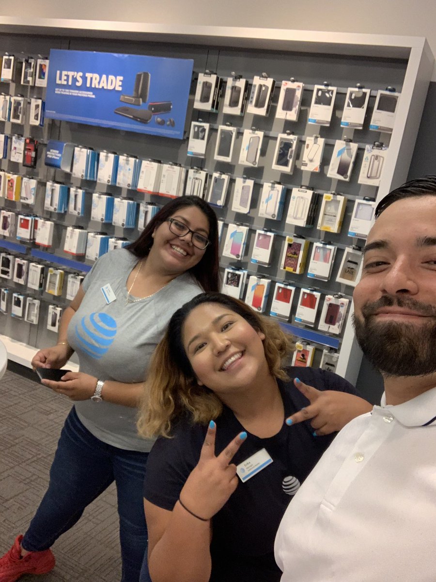 Visiting the #ReVamped #Wheatonlocation ! This crew is on 🔥🔥🔥 <a href="/Evc6523/">Erika Castro</a> @ATTPortablesEVD <a href="/elthonmunoz/">Elthon Munoz</a> <a href="/Ciara_Wills/">cwills</a> <a href="/404girl/">Betsy Francis</a> @DaijuanDavisSr