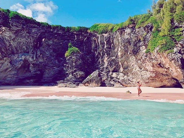 We dream in colours borrowed from the sea ✨ @midoceanclub
⠀⠀
📷 @vanessasarahvincent 💃🏻 @andrea.bda ⠀⠀
#midoceanclub #bermuda #gotobermuda #oceanblues #islandhues #pinksands #wearebermuda #ahhbermuda #bermuda_vacation #coastalliving #clpicks #para… ift.tt/2KEXWuC