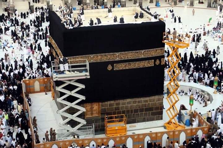 Что находится в каабе. Мечеть кааба в мекке внутри. Священный камень мусульман в мекке. Кааба изнутри. Мекка кааба черный камень висячий.