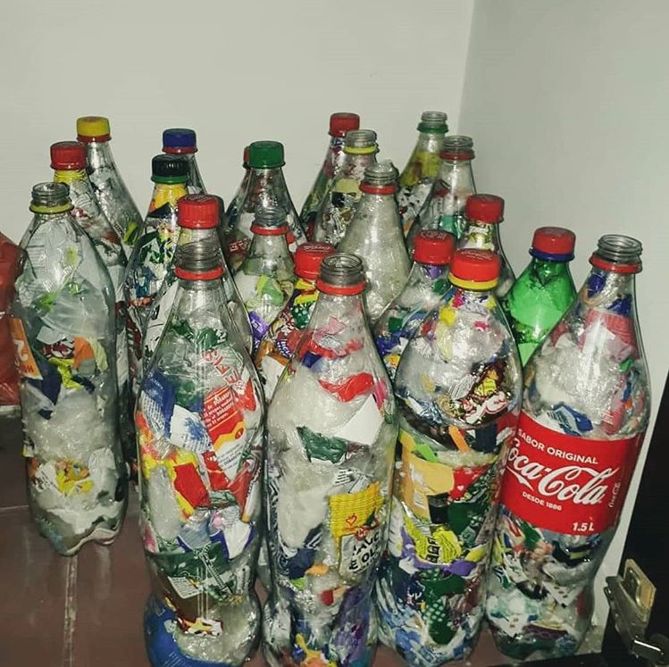 Mela_SanchezO's tweet photo. #ConcienciaSanzera #Colombia Recuerda que puedes hacer eco ladrillos y darle uso positivo al plastico, son muy fáciles de hacer y con ellos se pueden construir cosas como casas, jardines, etc . Te animas? #CaliConsciente @AlejandroSanz @UMusicColombia @LaEsenciaDeSanz https://t.co/g27l5DXMjK