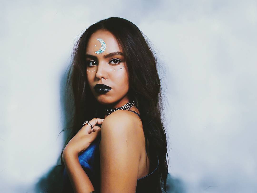 Raillda's tweet photo. [...]
Agora ela tem alma de Pipa avoada
E coração de margueríta gelada
Corpo de Patrícia, mente da quebrada 
[...] 🎧🎼

#NewProfiIePic - https://t.co/e4q0IV1VD8
