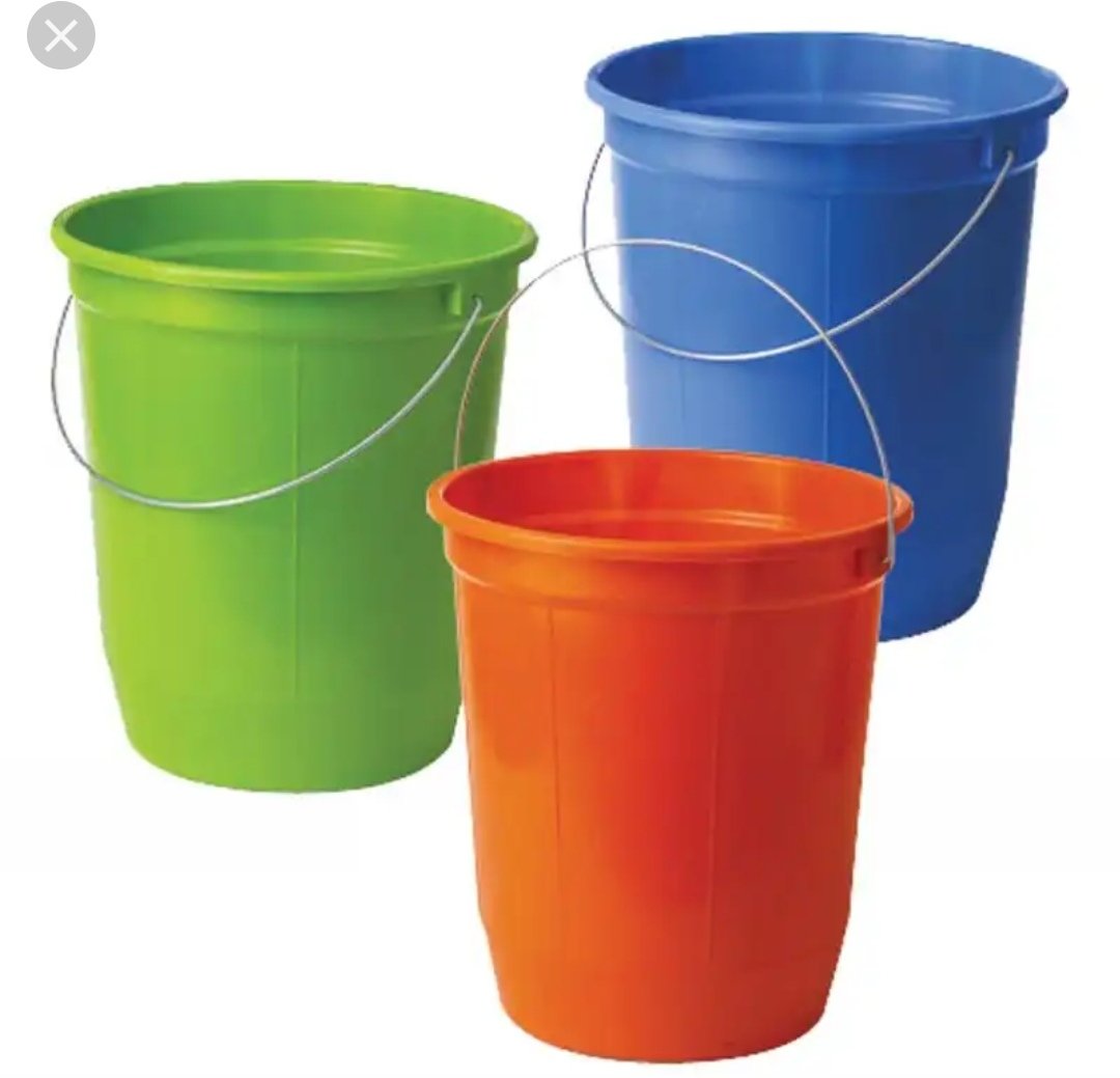 CataAlmaSax's tweet photo. #concienciaSanzera  Los baldes y bateas, por lo general, provienen de fábricas de plástico reciclados. Si se te dañan o rompen, siempre podrás entregarlos en un centro de reciclaje para que repitan el proceso. #Colombia @AlejandroSanz @ASanz_Colombia #FCSC1 https://t.co/LXfuAVmLte