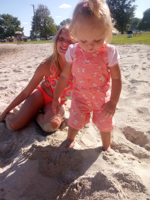 Lil sis isnt sure about the sand yet all she knows is that she sinks into it lol https://t.co/9jQOjt<a href="/tag/nevergiveup"class="tags"><span>#nevergiveup</span></a>