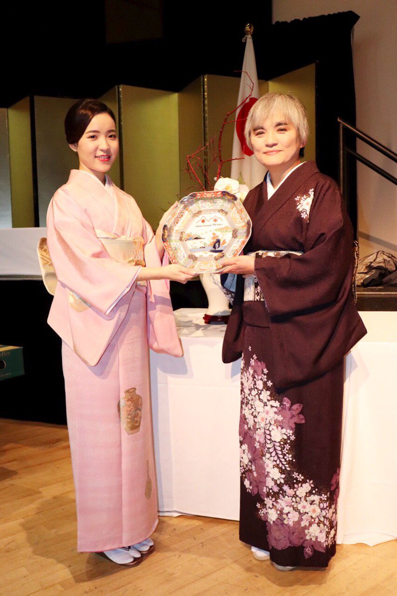 MIYAEMON_JP's tweet photo. #MIYAEMON contributed a souvenir plate with Arita-yaki for Japan-Canada 90 years anniversary to Consulate-General of Japan in Toronto.
Picture with Consul-General of Japan in Toronto Takako Ito.
Anyone is possible to see our plate at Consulate-General of Japan in Toronto. https://t.co/rRw9ORQ9s6