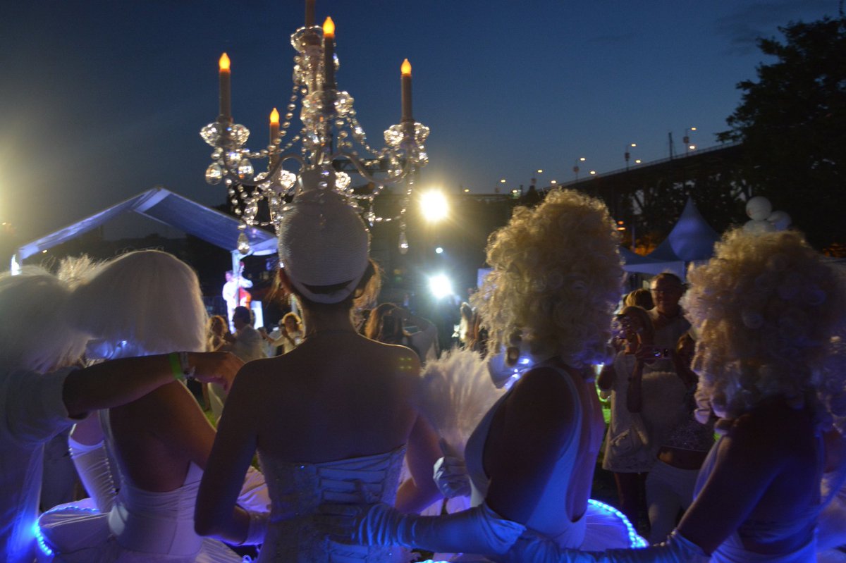 AdrianBrijbassi's tweet photo. "Dîner en Blanc is an epic picnic that manages to balance haute couture with DIY inventiveness." Check my @VacayCanada article on the #Vancouver event for pics & how you can get ready for one of the upcoming parties in your city. @DinerenBlancVan
#DEBvan #dinerenblanc https://t.co/3uXry9APEp