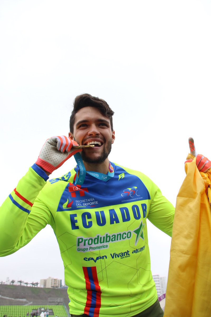alfredocampov's tweet photo. 17 millones de ecuatorianos de fuerza, una sola bandera, la del país más lindo del mundo porque el Ecuador es de ORO.  Lo logramos juntos.  Gracias!!!! https://t.co/yLDJGKKodU