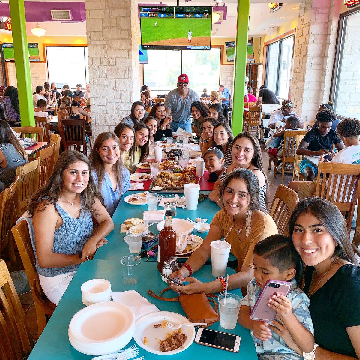 #TESTsoftball #18uGold Tovar’s #Team having one last #TeamDinner before everyone goes off to #college #TempleCollege #UIW #TAMUCC #StMU #TexasSouthern #TAMIU #OLLU #AngelinaCC #PVAMU #ConcordiaUniversity @nikkoletteee @Acamach07 @terrivalderrama @alexerin09 @gabbriellaa_12