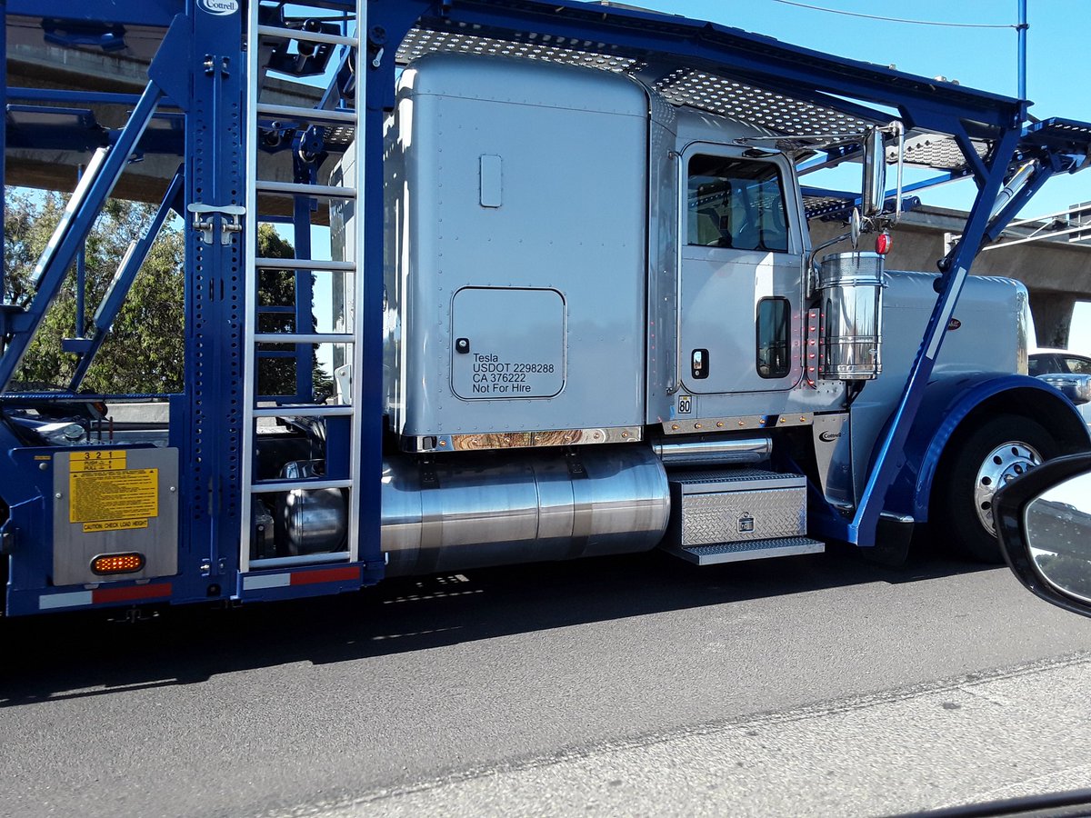 Go_Sparky_Ev's tweet photo. I See some of Elons car carrier fleet are blue &amp; grey now.

Empty Tesla car haulers headed east on 580, at least they're doing somthing with them.

You'd think they would be full leaving the Factory since there's such a demand for them. 
#TeslaDemandIssues https://t.co/6IBaSVB7kj